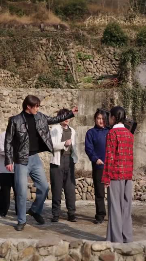 回到70年代救妈妈(35集) 回到70年代救妈妈(35集)好看到停不下来