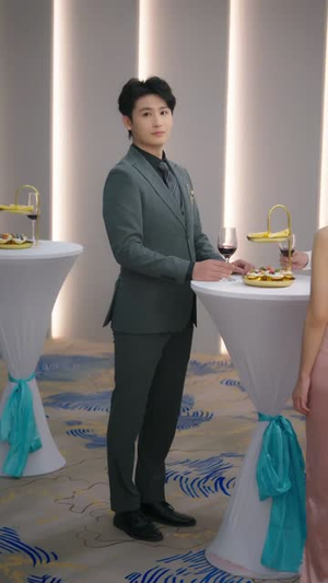 谈个恋爱吧伍助理（45集）热门短剧推荐。