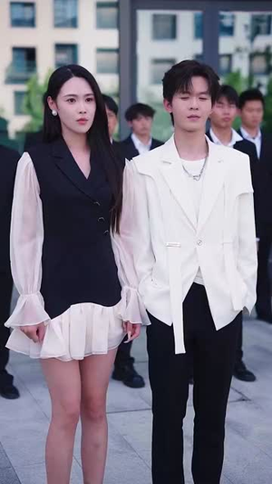 开局抽奖被姐姐们宠上天  (80集) 开局抽奖被姐姐们宠上天  (80集)超好看古装短剧