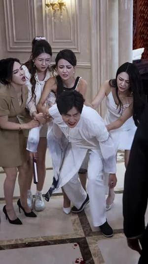 下山即巅峰:七个师姐超护短 (69集) 下山即巅峰:七个师姐超护短 (69集)短剧热播抢先看